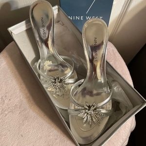 Nine West Sliver Open Toe Flower On Toe Woman Size 6M